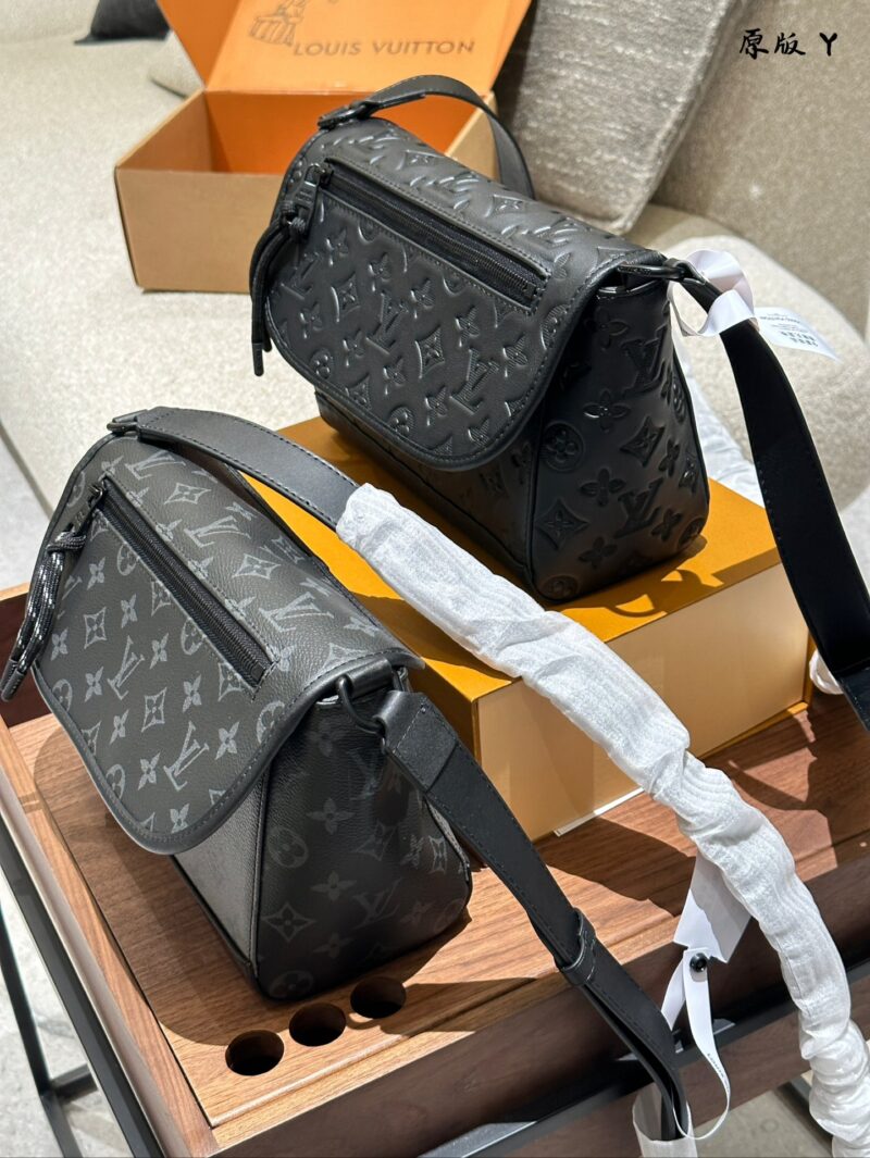 9d5425493d.jpg Black flower p260 embossed p280
LV Pulse Small | New Fresh Look! All the trendy men are squatting~Dangdang~Today I will introduce you to a product that has not yet been released The newly launched men's bag LV reports to you from the forefront
LVpuls...