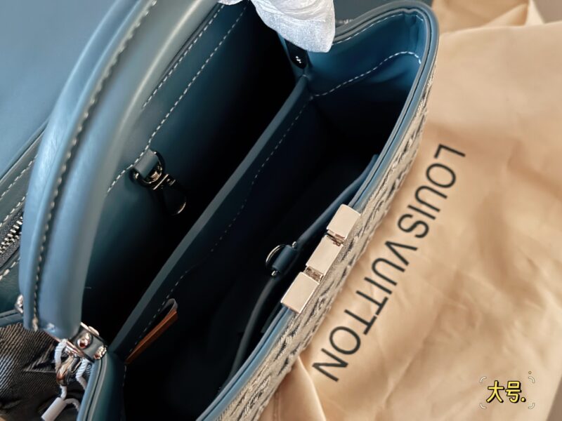 9d7e06e271.jpg 220230 box matching
Size: 22 * 13cm (new horizontal version)
28*17cm
L Capucines handbag
Full grain Taurillon cowhide cutting
It feels low-key but has a luxurious texture!!
classic! classic!