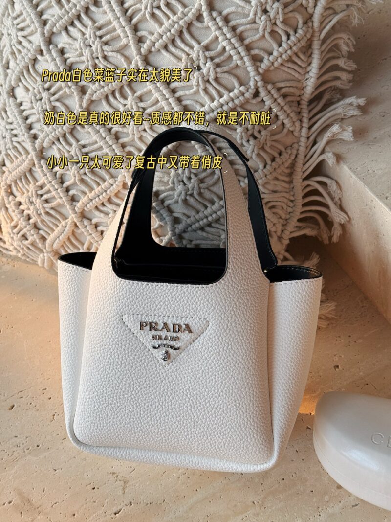 200 boxes
size：18*15cm
Prada Basket of Vegetables
Counter tote bag
leather handbags ?
Cowhide quality ??
Leather wrapped magnetic buckle main compartment ?