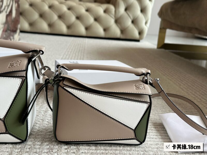 9d8ec3cc8e.jpg 225 255 box
Size: 18 * 11cm (small size)
24 * 15cm (large size)
Loewe Geometry Package Puzzle
A very textured color,
The new blue green white puzzle edge is very advanced!
?? Cowhide quality!
Completely hold on!