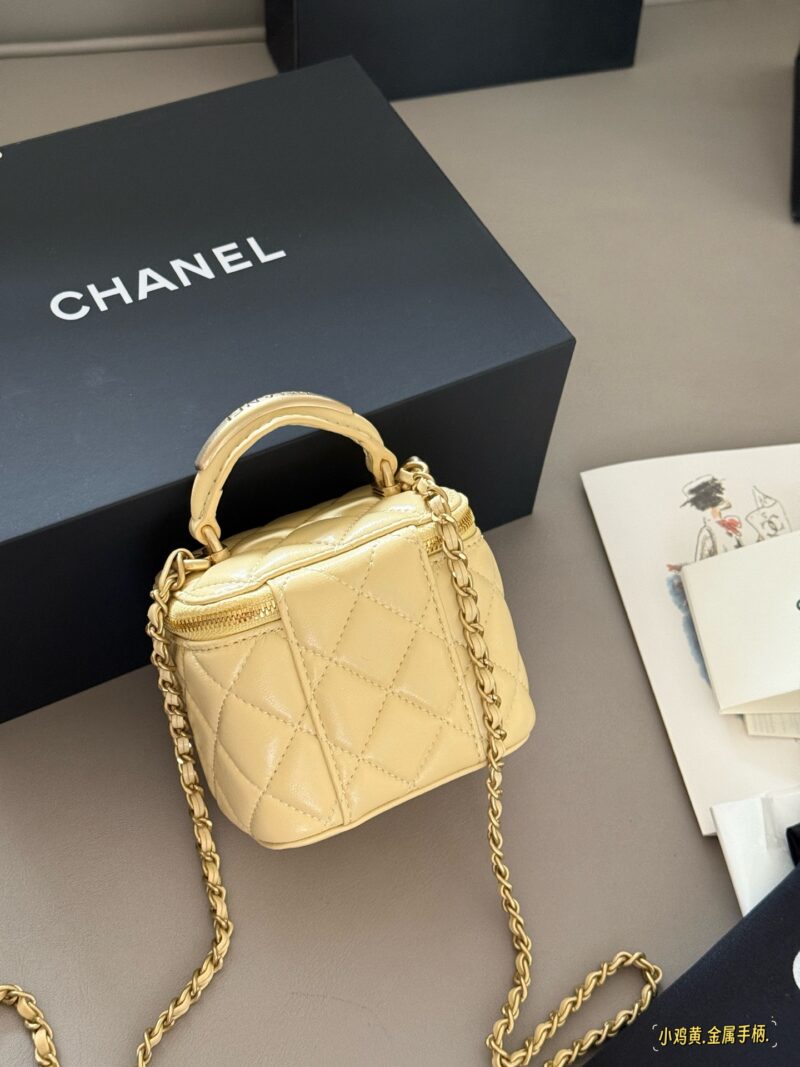205 with packaging
size：11×8.5cm
Cute and lovely chicken yellow/very suitable for summer color matching~
Xiaoxiangjia's new product mouth red envelope/box package
Handheld makeup box
Opening it on the street can repair makeup
Close the shape that ...