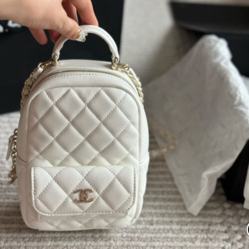 230 box
size：13*18cm
Xiaoxiangjia's new 24c backpack
This season's stir fried chicken with cute little shoulders
It looks very small, but the capacity is quite large. There are also many ways to memorize it, which is very nice
Black lychee cowhide ...