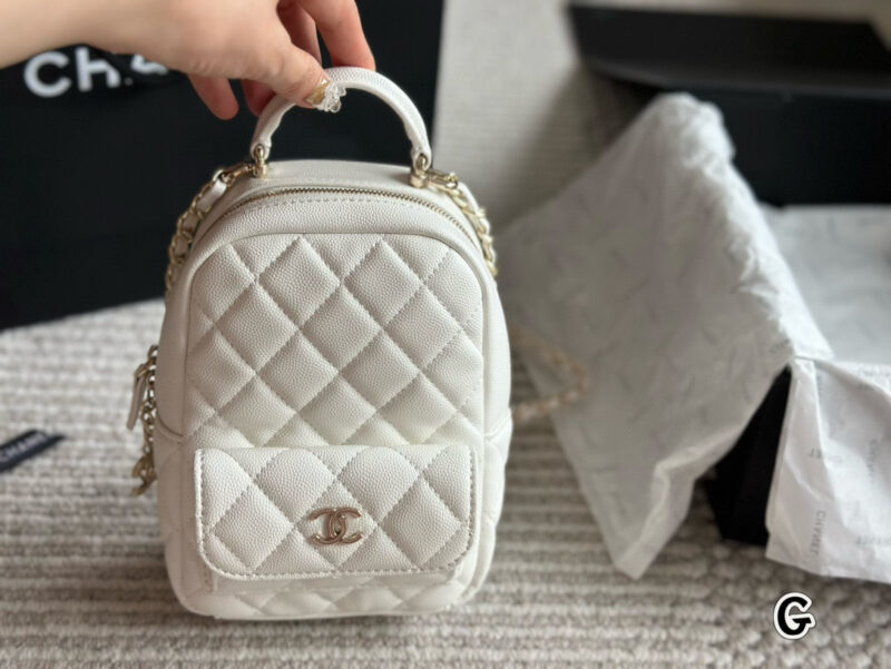 9d9c7d360e.jpg 230 box
size:13*18cm
Xiaoxiangjia's new 24c backpack
This season's stir fried chicken with cute little shoulders
It looks very small, but the capacity is quite large. There are also many ways to memorize it, which is very nice
Black lychee cowhide ...