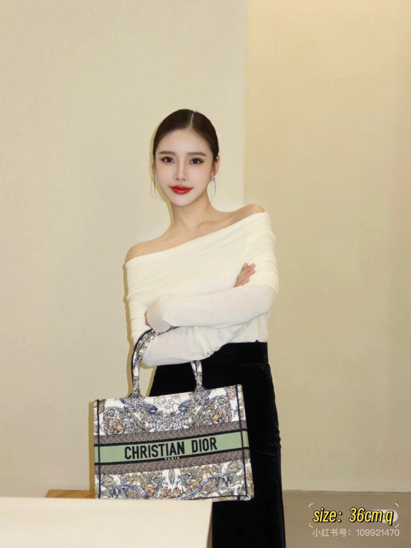 A fresh and high-end booktote