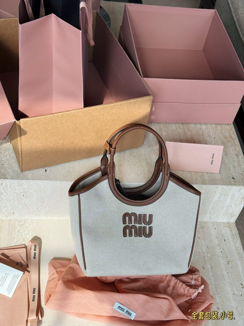 9da976cb7b.jpg 300 complete sets of packaging
size:21*18cm
Miumiu's new tote
The wind is blowing too hard this year
There are so many popular products!
This version is also too beautiful!
Miumiu's canvas bag is packed in one color for spring and summer!
Canvas an...