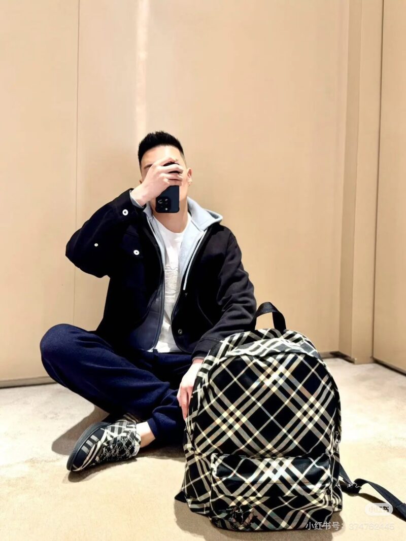 9db5834401.jpg Burberry plaid backpack 8 @ @ This article is enough. 4BURBERRY backpack has a very large capacity
Laptops and some office materials needed for daily travel can be accommodated. The shoulder straps and breathable design at the back are also very user...