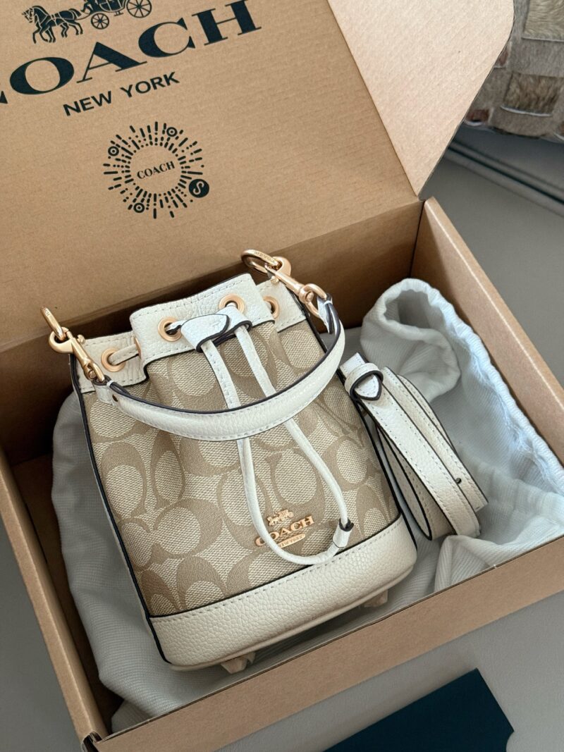 9dbe7f5817.jpg 215 boxes
size:16*16cm
C Mini Bucket Bag is super cute!
What a cute and lovely little bucket!
Isn't it too delicate and cute
Search Coach Coach Bucket