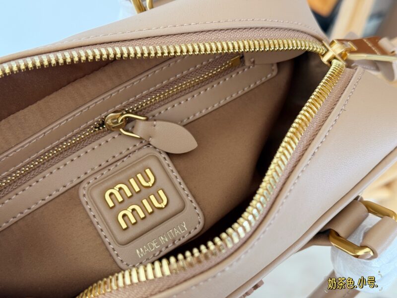 9de70e27ed.jpg 250 255 Upgraded Edition Box
Size: 23x11cm (small)
28.5 * 4cm (large)
Miumiu bowling/briefcase/
The sweetness of the bag is just right!
It's hard not to love!
Can be carried by hand or slung diagonally
It's definitely not a small waste bag! Full cap...