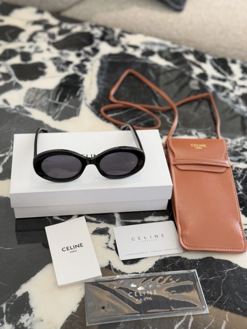 9dffe3eeec.jpg Gift phone bag p205
Celine sunglasses of the same style as Shi Shi, worn You are the cold and aloof young lady!
As a fashion trendsetter, how could you miss Liu Shishi's Celine sunglasses CL 40194U-01A!
This pair of sunglasses truly blends fashion an...