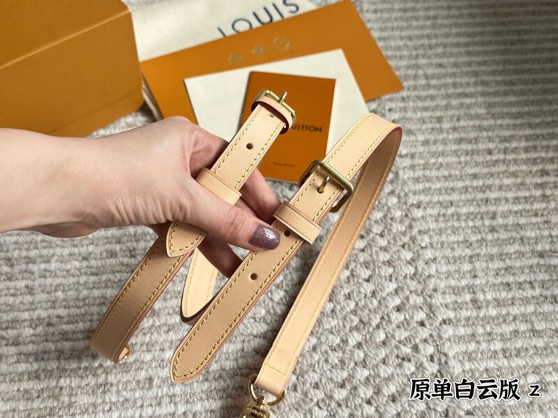 9e050b8129.jpg Baiyun edition 399 with box
size:25cm
L Home SPEEDY25
Original single pillow bag
Taiwan imports color changing leather
Bronze Hardware (Folding)
Search for Lv pillow bag