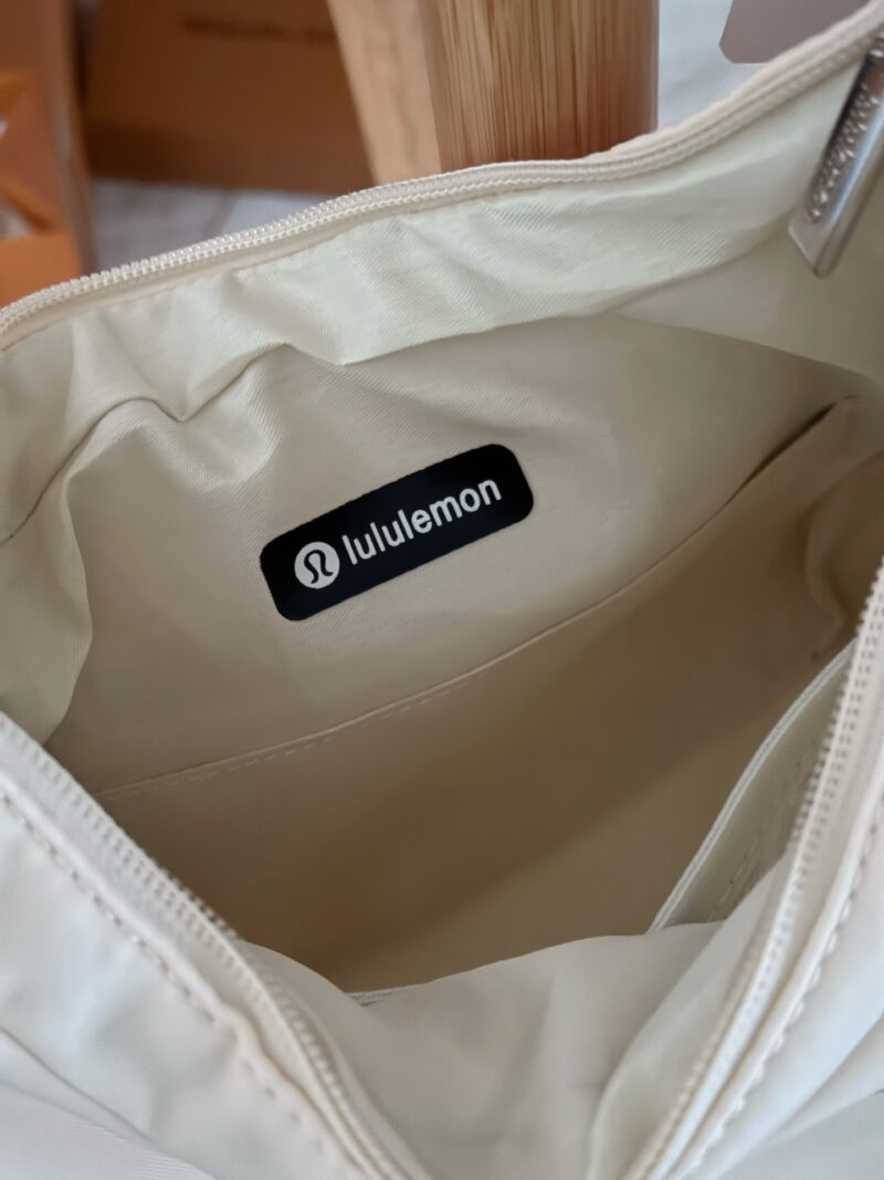 9e22e5d1e5.jpg 170 without box
size:29*17.5cm 4L
Lulu new ivory white armpit bag
I fell in love with this armpit bag at first glance
This year's new version is equipped with a small logo, which feels more exquisite and high-end. Lulu's new products can't escape a...