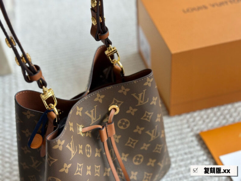 9e239829f4.jpg 225 boxes
High quality daily recommendation
L Home Bucket Bag Noe Bucket
This water bucket has a soft texture
Size: 26cm
Cross shoulder/single shoulder is more comfortable
Search for Lv bucket bag