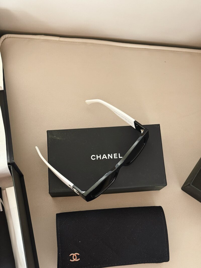 9e2ef34fa9.jpg 205 with complete packaging
I will really regret not getting these sunglasses this summer!
The god of fashion!
Chanel's panda sunglasses are super stylish on both the front and sides!