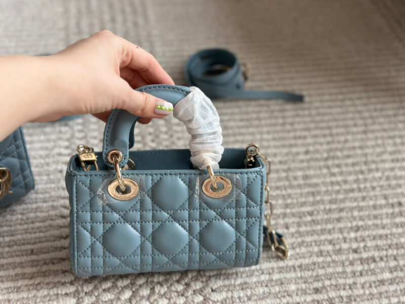 9e30e646ef.jpg 、
Dior lady's new long style haze blue full set packaging
Dior's all-new D-joy is making a strong comeback, with the rhythm of a big hit. The bag comes with two shoulder straps and multiple back styles, making the upper body both beautiful and styl...