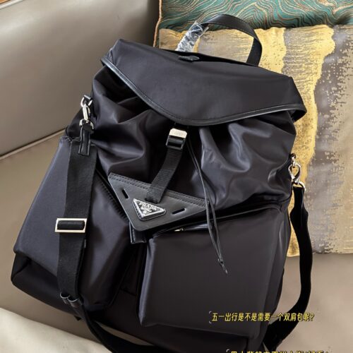 270 without box
size：37*46cm
Prada Nylon Backpack
24-hour fashion show!
Can be carried on both shoulders or one shoulder!
The simple layout and large storage space make it easy to accommodate laptop files, and the details are perfect