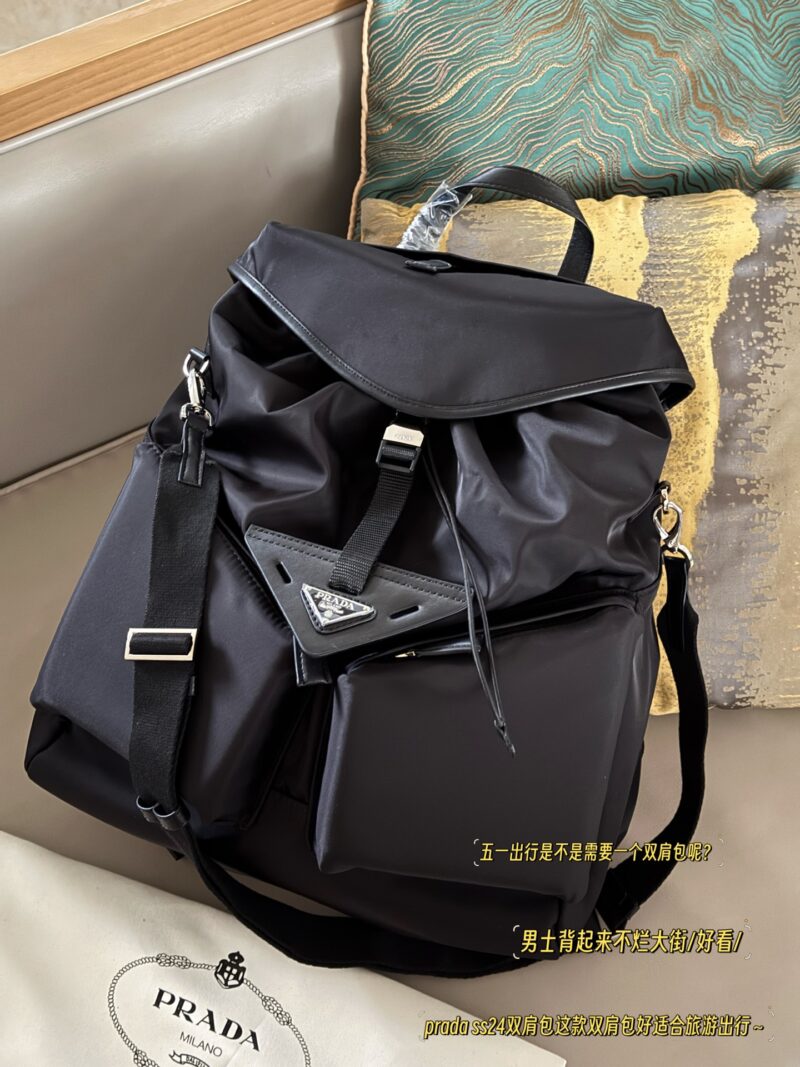 9e3c32a542.jpg 270 without box
size:37*46cm
Prada Nylon Backpack
24-hour fashion show!
Can be carried on both shoulders or one shoulder!
The simple layout and large storage space make it easy to accommodate laptop files, and the details are perfect