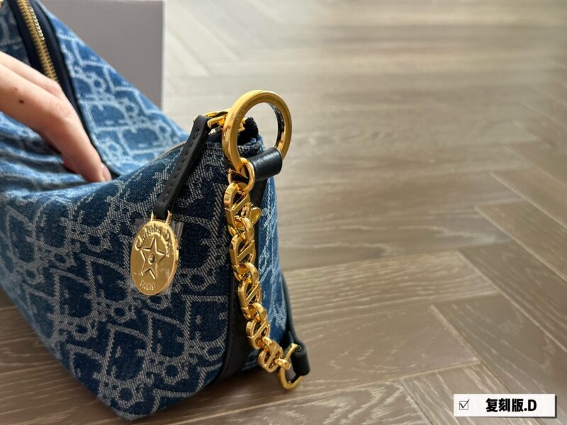 9e3e914e52.jpg ¥ 245 replica original fabric
CD lunch box packaging is the king of cost-effectiveness in the CD market
Hobo star Chain Handbag Series
Upgraded lunch box bag, practical design, equipped with adjustable long shoulder straps, greatly enhancing practic...