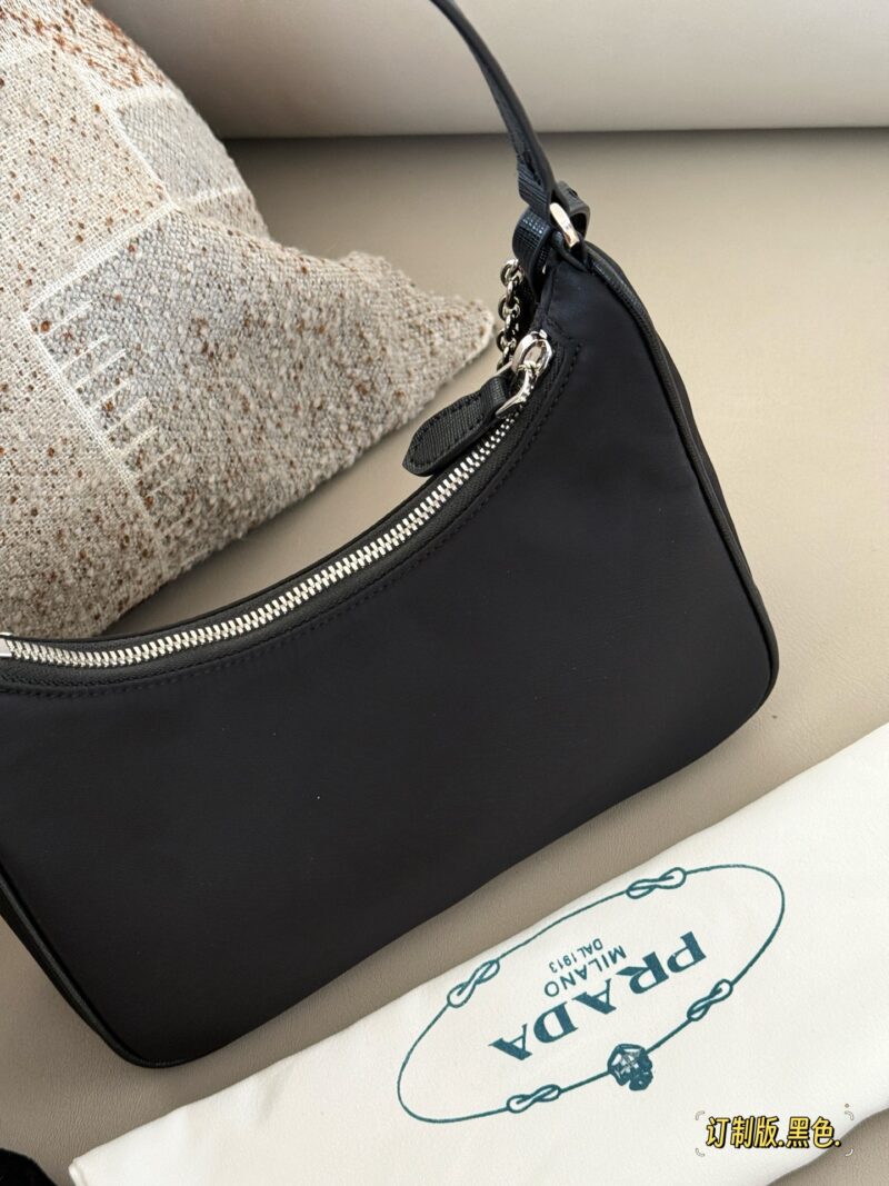 9e58e7e2cb.jpg 155 boxes (Korean order)
size:22*13cm
Prad hobo 2005 Nylon Underarm Bag
Seeing the physical object is truly perfect!
package ??
Designed to be super convenient and comfortable!
?? Leather handle
?? Root chain matching ??, marvelous