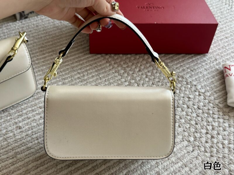 9e68c69608.jpg 220, 135 box sets
size:20 9cm
26 17cm
Valentino New Product!
Who can refuse a style
Dressing for spring, summer, autumn, and winter
Everything is completely fine~