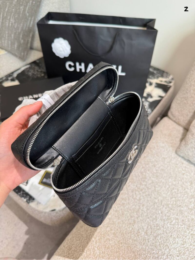 9e86c35e78.jpg p250
Today I received a package of 1.8w and a Chanel 25c box
Chanel 25CLP black gold chain bag is coming!
Dyeing the classic black and gold color scheme, exuding a sense of luxury. Litchi cowhide, with excellent texture.
The design of the Cocoon Isla...
