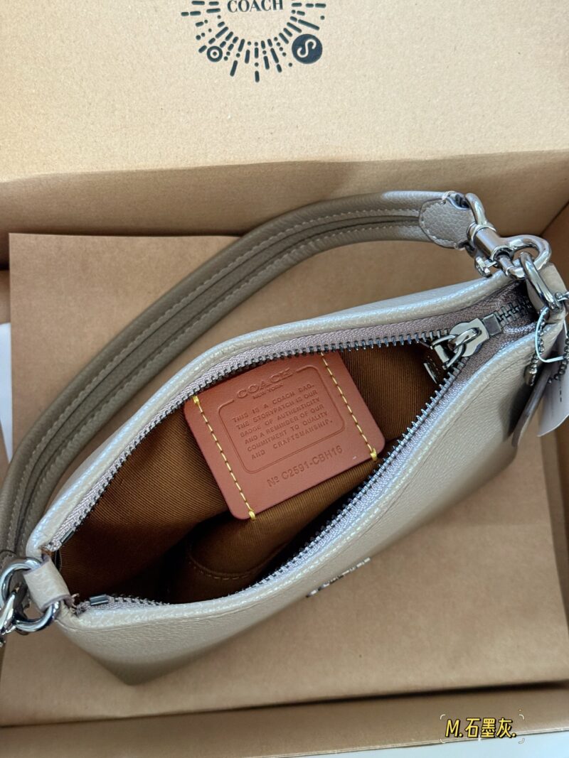 9e8eb3deed.jpg 200 boxes
size:19*14cm
Today's New Products|
C's mini Laurel stray bag is so cute!
Two shoulder straps slung diagonally under the armpits
In summer, I changed into a small skirt and paired it with a small stray bag,
Super cute