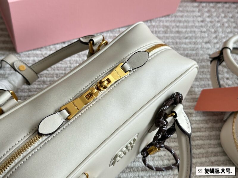 9e92a4d933.jpg 260, 170 box sets
size:22*11cm
27*13cm
Miumiu bowling/briefcase/
The sweetness of the bag is just right!
It's hard not to love!
Can be carried by hand or slung diagonally
It's definitely not a small waste bag! Full capacity~~
The appearance is Prin...