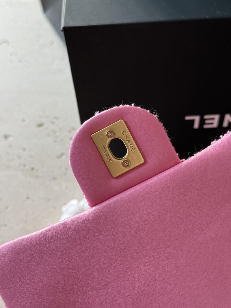 9e941cdf47.jpg 240 boxes
size:17*13cm
Xiaoxiang's woolen pearl CF
Madam, Madam is so beautiful
A bag so beautiful in my heart
Woolen weaving is perfect for summer!
The appearance is too high!