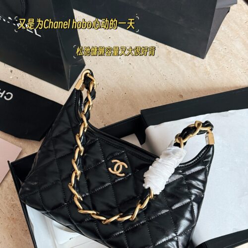 235, 240, 245 with box oil wax skin
Size: 22 * 16cm (small)
26.5 * 17cm (medium)
30 * 23cm (large)
24Ahobo Xiaoxiang's home
Xiangxiang loves new styles recently
Hobo armpit bag exudes a strong atmosphere, who knows!! good-looking!