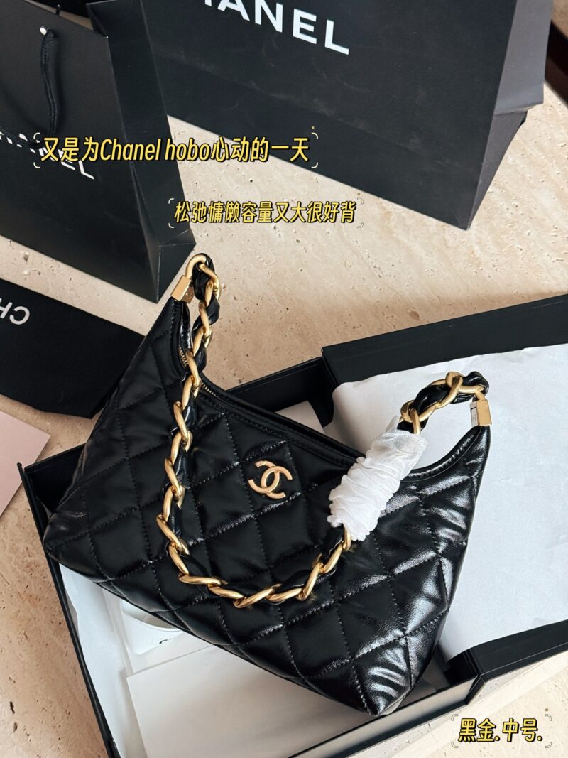 9e9ab82b7a.jpg 235, 240, 245 with box oil wax skin
Size: 22 * 16cm (small)
26.5 * 17cm (medium)
30 * 23cm (large)
24Ahobo Xiaoxiang's home
Xiangxiang loves new styles recently
Hobo armpit bag exudes a strong atmosphere, who knows!! good-looking!