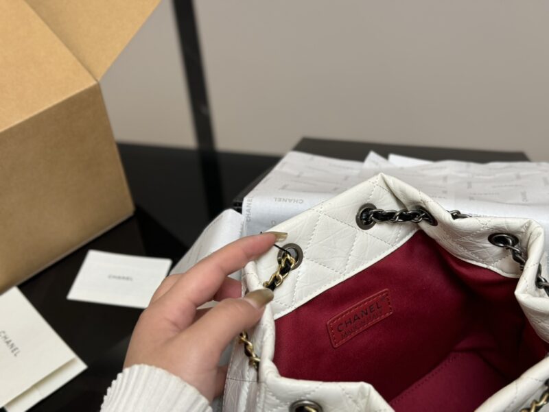 Comes with folding box airplane box
Chanel Gabrielle
I have always loved the classic wandering backpack
It has a light weight and is easy to carry,
It can be carried in any occasion and adapted to any style.
A classic bag that won't go out of style e...