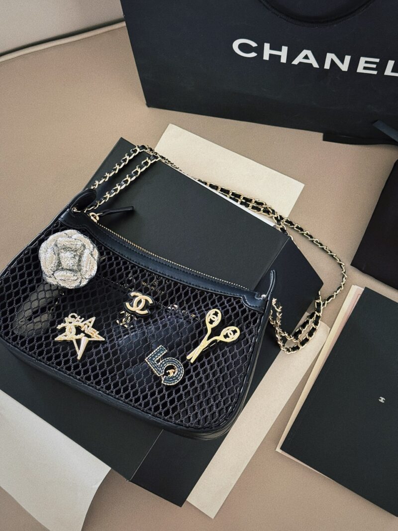 9edcd45065.jpg 210 230 (brooch) box
size:26*16cm
Xiaoxiangjia 25S fishing net bag
You can DIY it perfectly with the brooch! ( ?? The style of the brooch is fixed! )
It's too fragrant to love
There is also a small card bag inside, which can hold some chang...