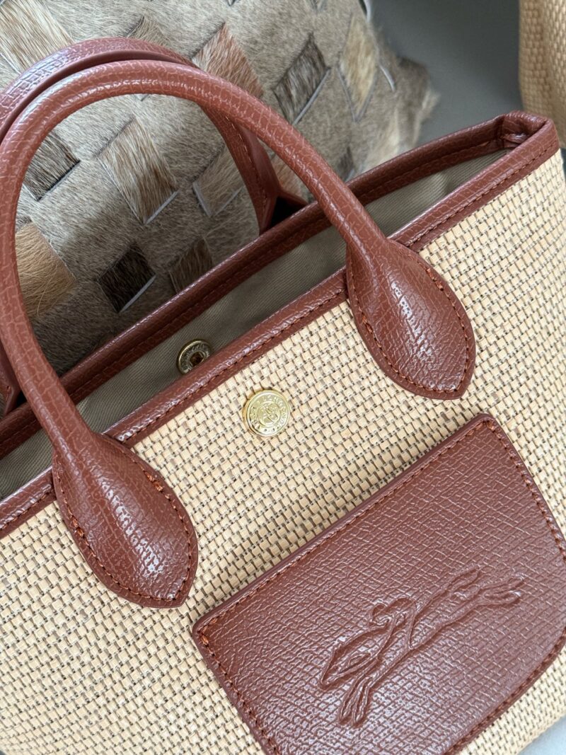 9edfbbfba5.jpg 200 with 220 boxes
Size: 17 base, 28 width, 19 height (small)
28 base, 46 upper width, 35 height (large)
Summer outfit | Longxiang grass woven shoulder bag
The appearance is too high! Perfect for pairing with various leisure and holiday styles, the S...