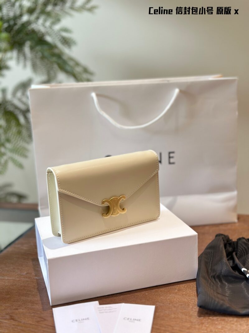 Celine envelope chain wraps are exquisitely crafted to the heart's tip
Like a love letter from a romantic girl's heart, small and exquisite, like a gentle and youthful confession. The cute size easily adapts to your light daily life, like a beautiful...