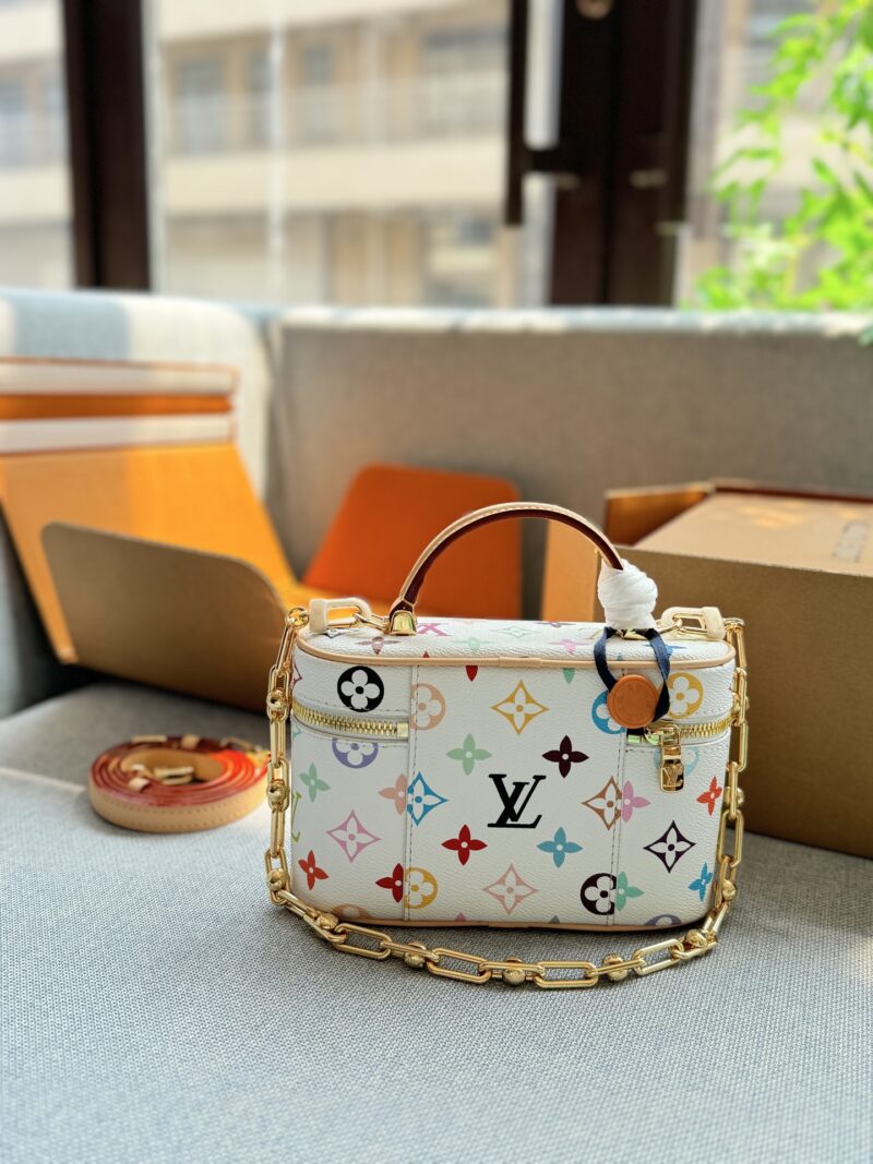 9eedae2cbd.jpg 240 original single aircraft box
Original quality with pure leather steel hardware 163 jump code chip
size:19×12
LV x Takashi Murakami collaboration Vanity white tri color makeup box, makeup bag box, single shoulder crossbody handbag
Playful yet s...