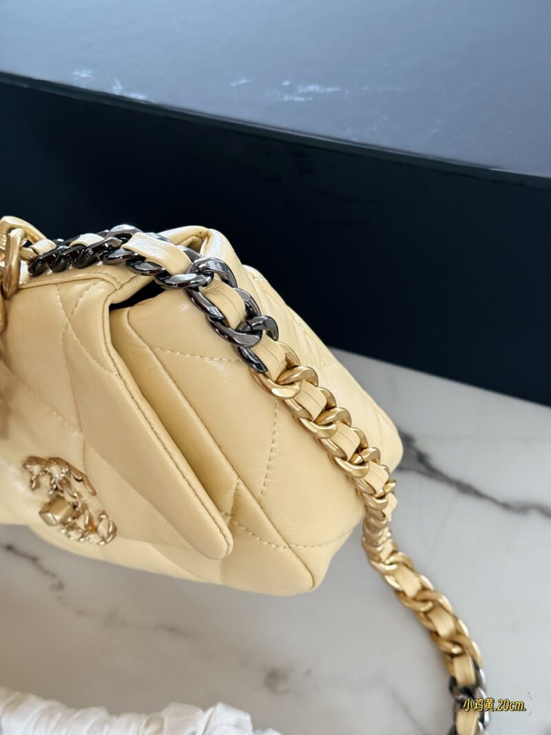 9eeede2bf8.jpg 220 (with box)
size:20*15cm
Xiaoxiang's house 19 bags
Sweet and girlish, it's really hard to resist!!!
Achieve optimal cost-effectiveness
Cute and lovely chicken yellow/very suitable for summer color matching~
High quality texture