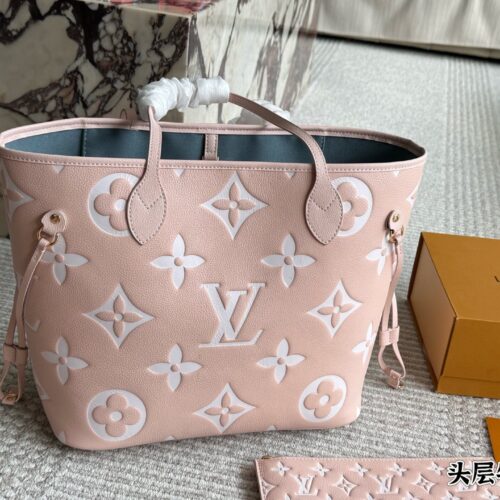 ￥ 399 Original cowhide
LV Neverfull shopping bag
N41605LV is the classic flagship of the family, with a large capacity design that is perfect for both mommy bags and OL commuting, making it the bag with the highest appearance rate. The striped linin...