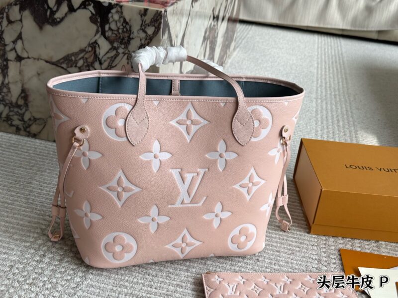 ￥ 399 Original cowhide
LV Neverfull shopping bag
N41605LV is the classic flagship of the family, with a large capacity design that is perfect for both mommy bags and OL commuting, making it the bag with the highest appearance rate. The striped linin...