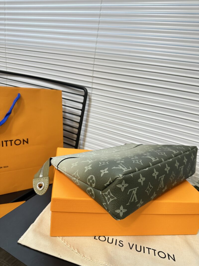 Exclusive real shot of overseas original M11545! This Pochette Voyage Souple clutch is made of Monogram Gradient canvas, cleverly presenting a Monogram pattern that gradually disperses upwards. It can also be placed in a handbag, making daily needs e...