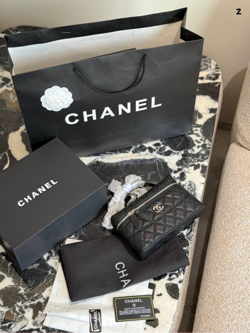 9f1dbf8719.jpg p250
Today I received a package of 1.8w and a Chanel 25c box
Chanel 25CLP black gold chain bag is coming!
Dyeing the classic black and gold color scheme, exuding a sense of luxury. Litchi cowhide, with excellent texture.
The design of the Cocoon Isla...