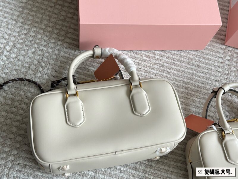 9f24b678f2.jpg 260, 170 box sets
size:22*11cm
27*13cm
Miumiu bowling/briefcase/
The sweetness of the bag is just right!
It's hard not to love!
Can be carried by hand or slung diagonally
It's definitely not a small waste bag! Full capacity~~
The appearance is Prin...