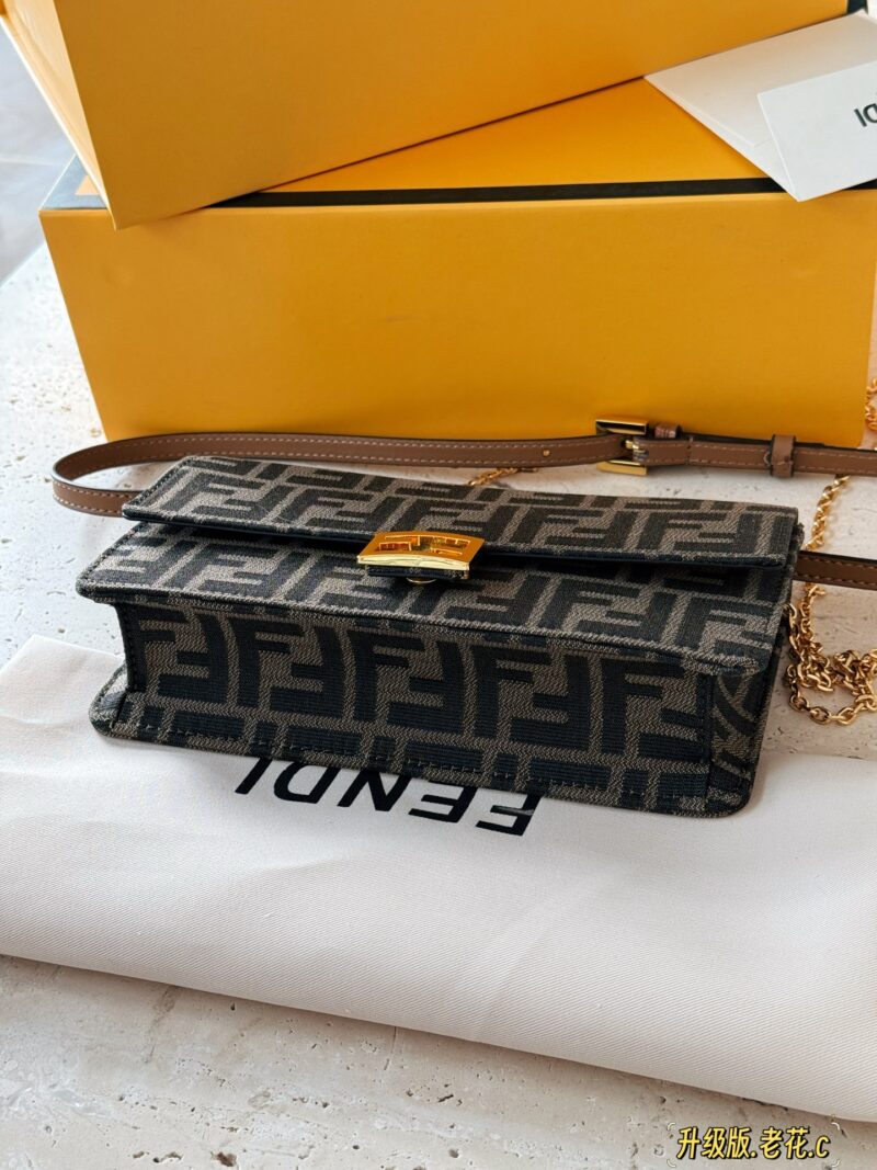9f2847e798.jpg 225 box upgrade version
size:21*12cm
Exquisite and trendy FENDI woc
F Family Wealth Pack
A chain shoulder strap and a thin leather shoulder strap can be worn as a single shoulder crossbody, and can also be twisted under the armpit
Super practical