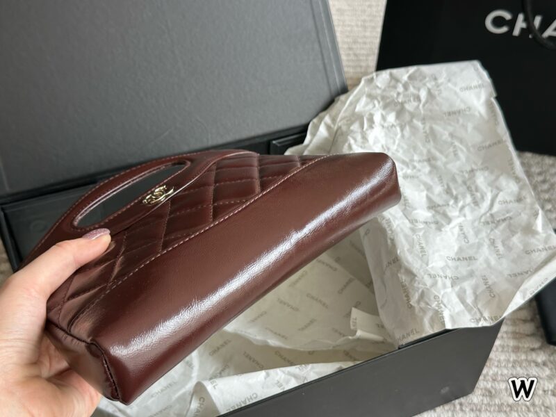 9f2bf56ade.jpg 195 box
size:20*15cm
Xiaoxiangjia's 23a is worth buying
Cute and Loving Horizontal Version 31
Chanel has been replicated again
The new 31 bag model has released a mini size
Who can withstand this!
Xiaoxiang's true love fans must join!
A pack is har...