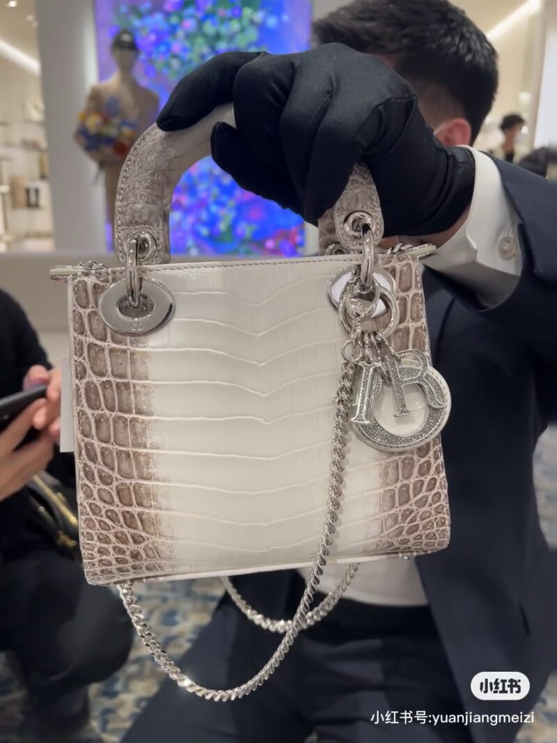 Dior King Himalaya Diamond Buckle Mini Queen
The actual product is really beautiful and high-end, with a coffee colored matte crocodile texture. If you can't capture its beauty in a photo, it will be a very versatile bag
Dior already has a Christmas ...