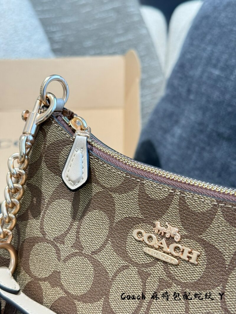 Coach Mahjong Pack is now available on page 225
The lowest price recently! If you like this one, you can buy it now. Coach Teri armpit crossbody bag, large mahjong bag, dark coffee logo, light coffee logo, size: 24.5 * 15.5 * 7.5cm, double box packaging