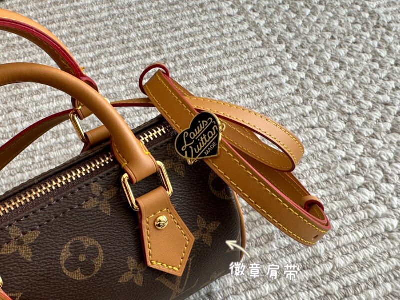 195 box
size：16*10cm
L Home SS2022 Speedy Nano
Purchasing channels
Old flower+hardware+yellow skin
Multiple shoulder straps to choose from!