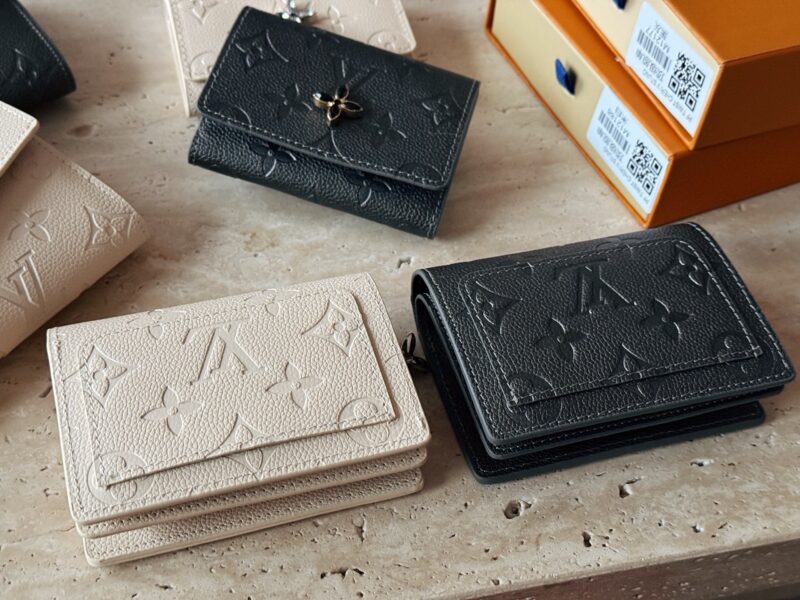 9f53354c53.jpg 170 box cowhide
L's new cowhide milkshake white/gray wallet!
Do you dare to say that you can resist its aura
Great layout!