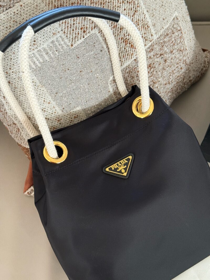 210 box
size：26*25cm
Prad 25 Spring/Summer Novice Bag is Here
It looks more futuristic now~
The small handbag with dragon cloth surface and coarse hemp rope is so cute, I love it!
Nylon bucket bag