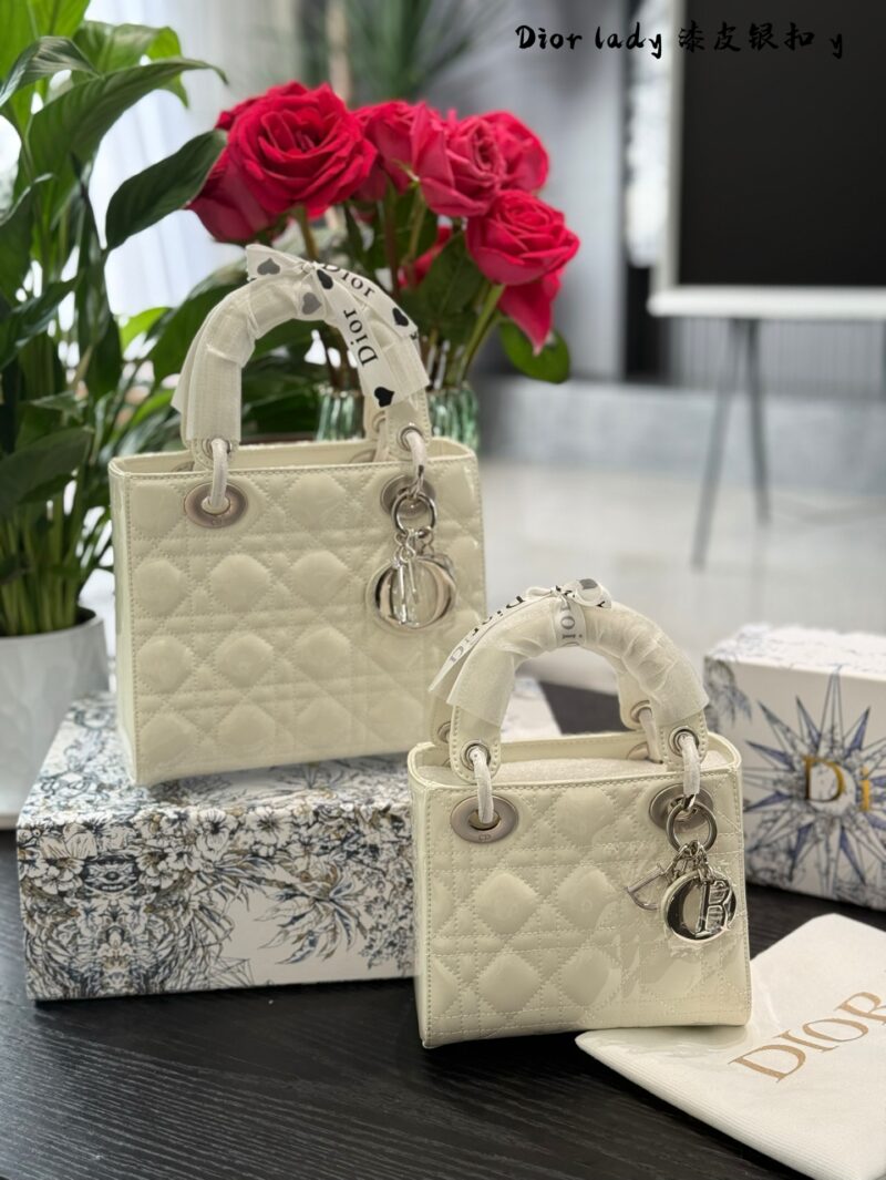 9f792a5bee.jpg Dior Concubine Bag p264p269
Three grid 17 four grid 20 patent leather silver buckle
Imported calf leather with frosted deer skin pattern and velvet lining
Precision high-density electroplating hardware silver
Adjustable leather shoulder strap with te...