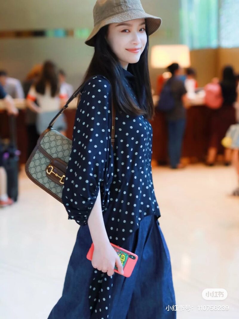 Gucci 1955. The globally popular horseclip handbag
!! ! Your collection of male goddesses and goddesses is completely complete - none of them can be missing. Wow, retro and durable, this year's hottest bag, owned by various celebrities, is a fashiona...