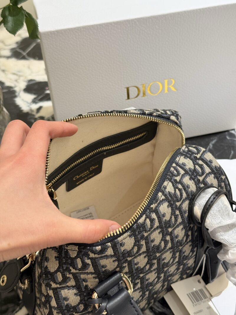 Dior Groove launches new sheepskin p310
Boston handbags were the darling of celebrities in the late 1950s and 1960s. With changes in lifestyle, small-sized Boston bags have become very practical and fashionable for daily use, and the space is also ve...